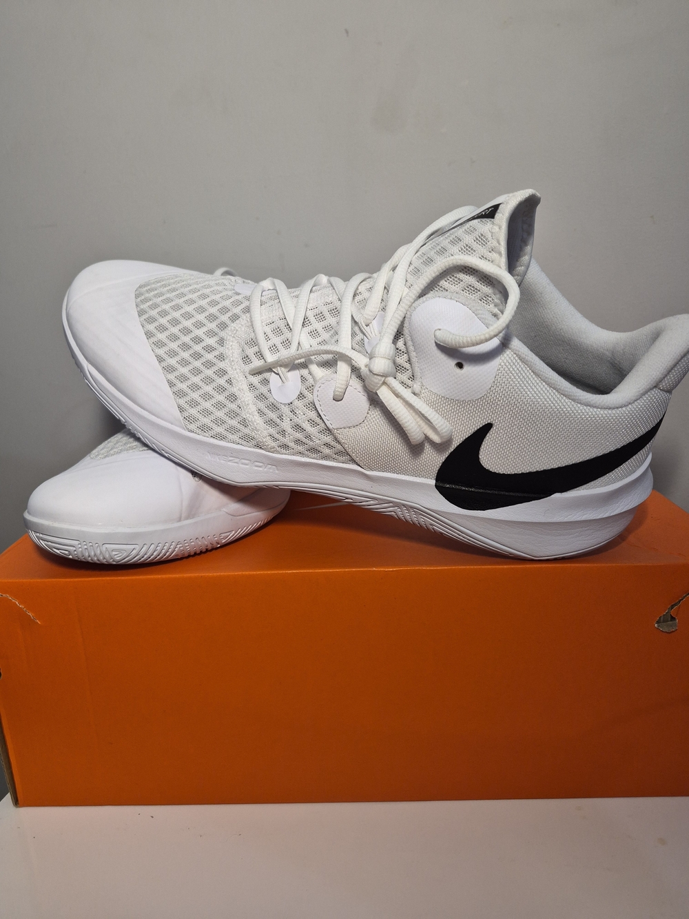 Nike Men’s White Low-Top Basketball Shoes with Black Swoosh